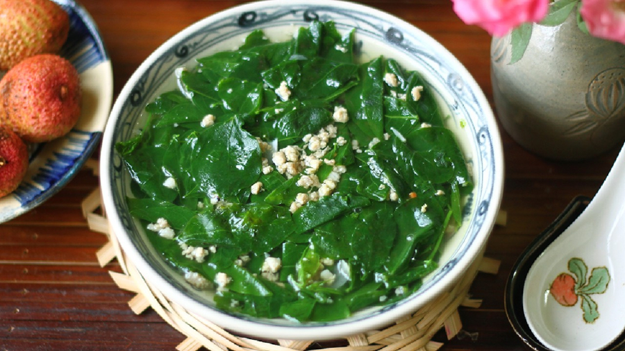Rau ngót chứa nhiều chất dinh dưỡng, đặc biệt là giàu sắt.