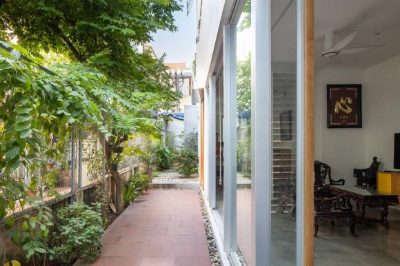 Trong kiến trúc phương Đông, lối vào hay sảnh đệm không chỉ là nơi để giày dép mà còn là khu vực chuyển tiếp năng lượng, giúp tách biệt bụi bẩn, tiếng ồn và năng lượng bên ngoài trước khi bước vào không gian sống.    