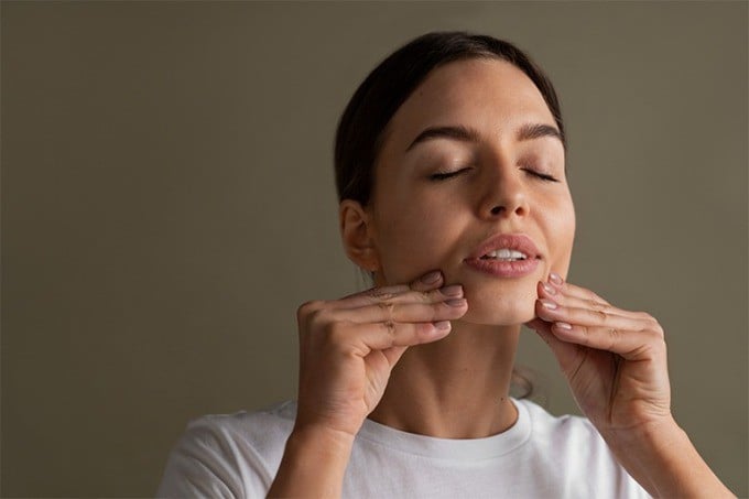 Các bài tập dành cho khuôn mặt giúp kích hoạt cơ bên dưới da, hỗ trợ lưu thông máu, cải thiện độ đàn hồi và làm săn chắc những vùng dễ chảy xệ. 