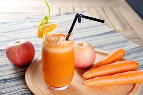 Sự kết hợp giữa cà rốt, cam, táo, nghệ và gừng tạo nên một ly nước màu cam giàu beta-carotene 