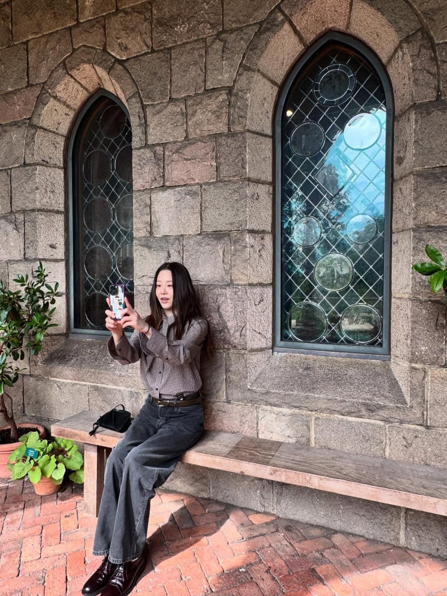 Quần denim đen ống suông dễ mix đồ và mang đến vẻ ngoài vừa cá tính vừa thanh lịch