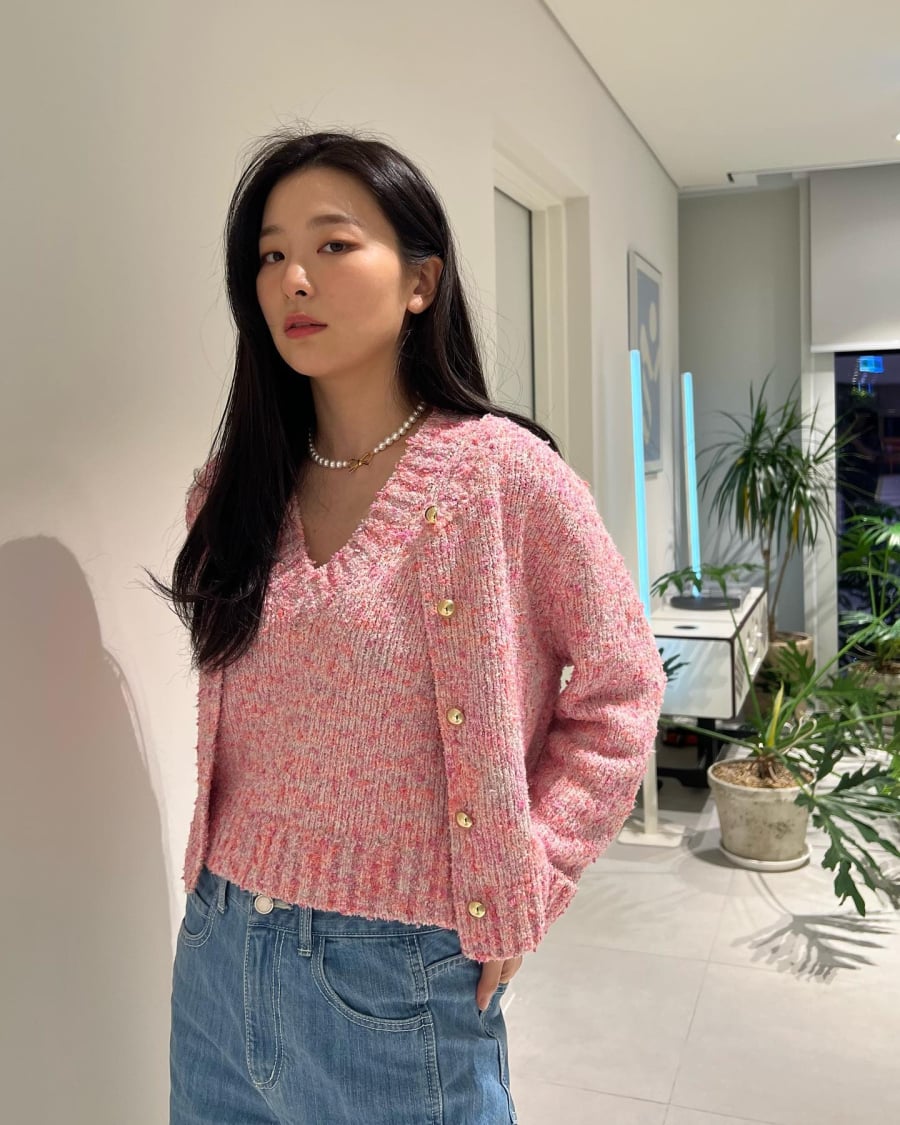 Khi kết hợp cùng quần denim xanh nhạt, tổng thể trở nên tươi tắn và rất hợp với thời tiết se lạnh