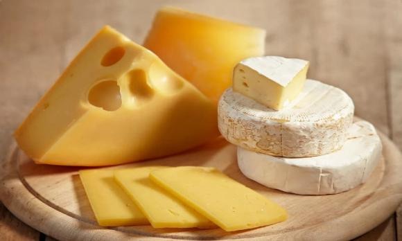 Phô mai trải qua nhiều công đoạn từ sơ chế, chế biến, bảo quản đến đóng gói trước khi đến tay người tiêu dùng.