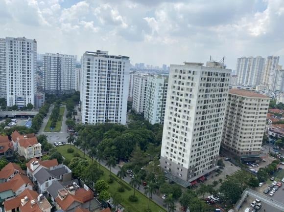 Để sớm hạ nhiệt giá chung cư, theo ông Nguyễn Văn Đính, Chủ tịch Hội Môi giới Bất động sản Việt Nam (VARS), cần đẩy nhanh tiến độ các dự án nhà ở xã hội. 