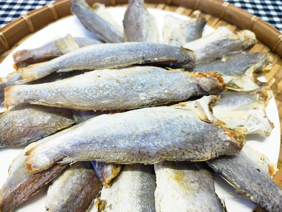 Cá muối là thực phẩm được chế biến bằng cách ướp cá tươi với một lượng muối nhất định rồi phơi khô. Ảnh minh họa