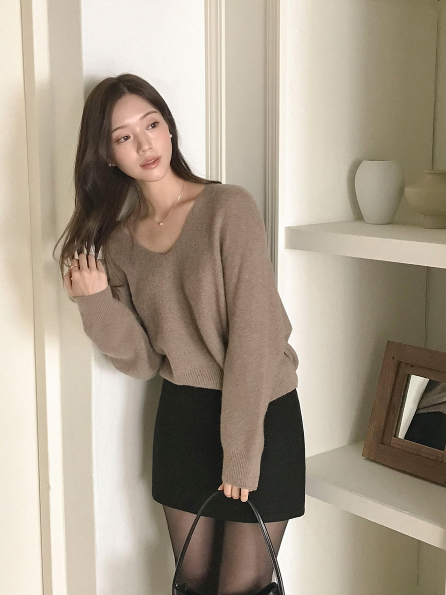 Chân váy ngắn từ lâu đã được xem là món đồ giúp đôi chân trông dài hơn một cách tự nhiên.
