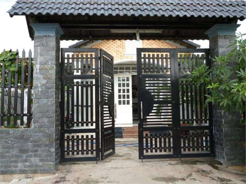 Cửa trước nhà nằm đối diện với cửa nhà người khác sẽ gây họa phá tài, càng ở lại càng nghèo. (Ảnh minh họa)