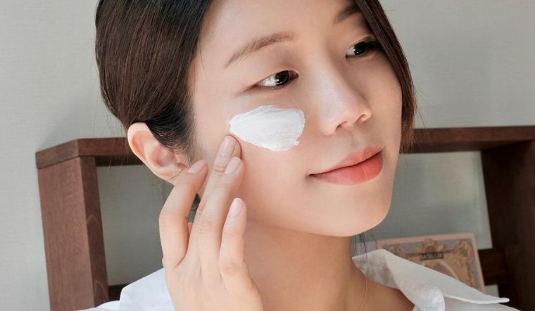 Thoa kem chống nắng đều đặn mỗi ngày để han chế ánh nắng mặt trời lên da là cách chống lão hóa hiệu quả. (Ảnh minh họa)