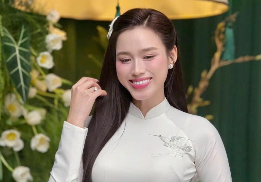 Đối với nàng hậu, làm sạch là bước không bao giờ được phép bỏ qua. Cô sử dụng nước tẩy trang cho da nhạy cảm. 