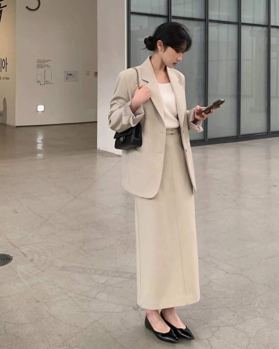 Chân váy dài vốn mang hơi hướng nhẹ nhàng, mềm mại, khi kết hợp cùng blazer lại tạo nên sự cân bằng rất cuốn hút. 