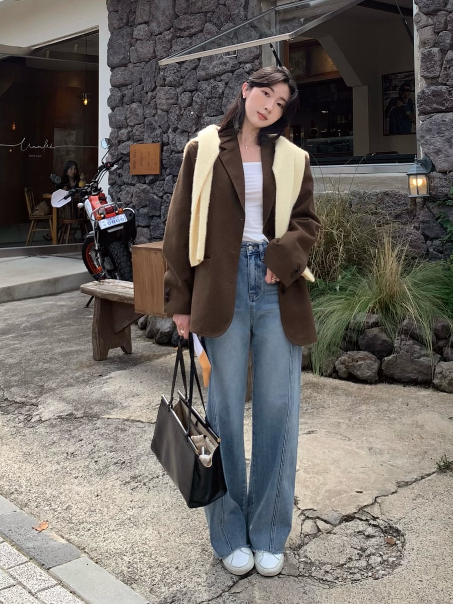 Với những ngày muốn ăn mặc thoải mái nhưng vẫn giữ sự lịch sự, blazer phối cùng quần jeans luôn là lựa chọn gần như không thể sai