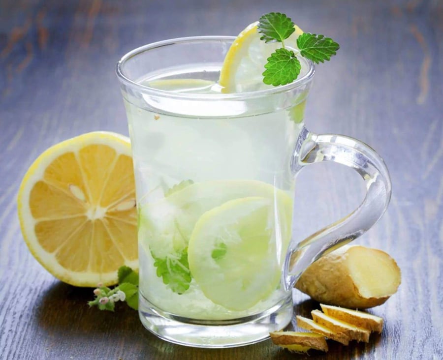 Nước chanh muối ấm là một trong những thức uống đơn giản được nhiều người lựa chọn uống vào buổi sáng