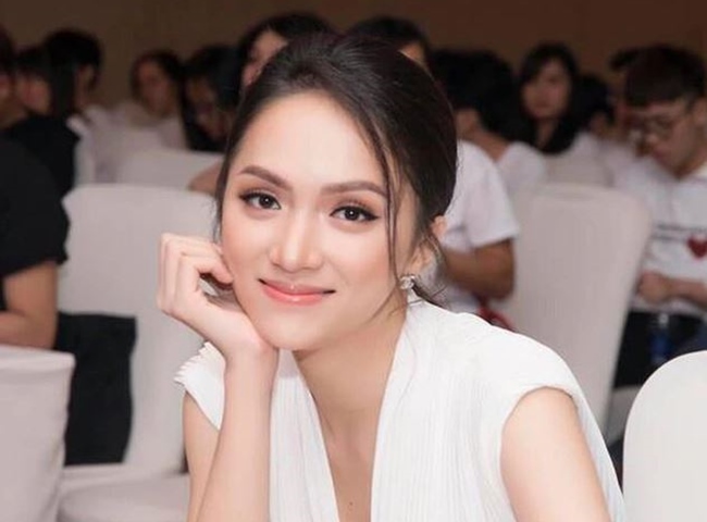 Hương Giang bật khóc nghẹn ngào sau khi trượt Top 30 Miss Universe