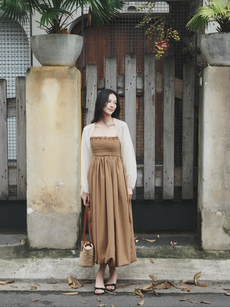 Phương Khánh xuất hiện trong chiếc váy babydoll màu be kết hợp cùng áo choàng voan mỏng.