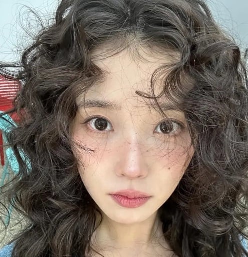 Diện mạo mới của IU cùng Link Vào SHBET88 Mới Nhất xoăn hippie mang đến nhiều cảm hứng cho các cô gái yêu thích phong cách phóng khoáng nhưng vẫn muốn giữ nét nữ tính.    