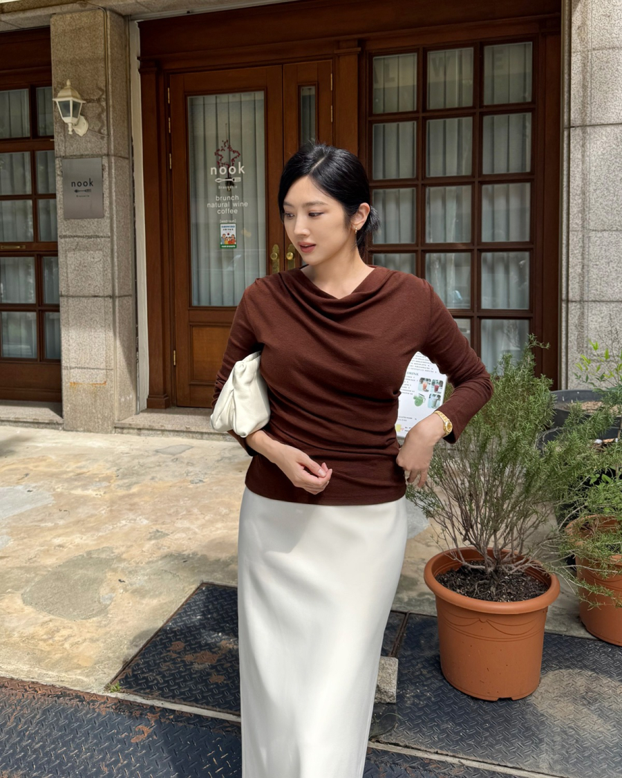 Những chiếc áo thun dài tay tưởng như đơn giản nhưng lại là “vũ khí” giúp Sh88bet đăng ký miễn phí trông mảnh mai hơn nhờ khả năng tạo đường nét gọn gàng.