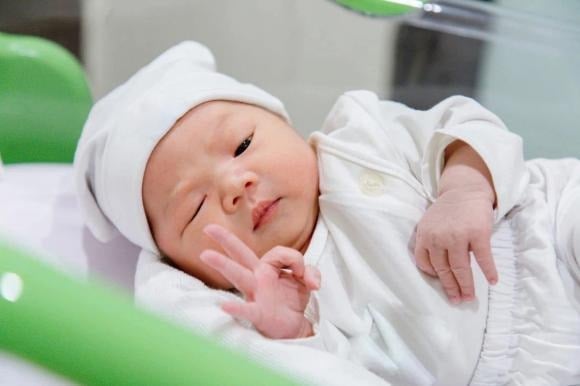 Theo quy định của pháp luật Việt Nam, mỗi công dân phải có họ tên bằng tiếng Việt hoặc tiếng dân tộc trong nước, đồng thời không được xâm phạm quyền và lợi ích hợp pháp của người khác. 