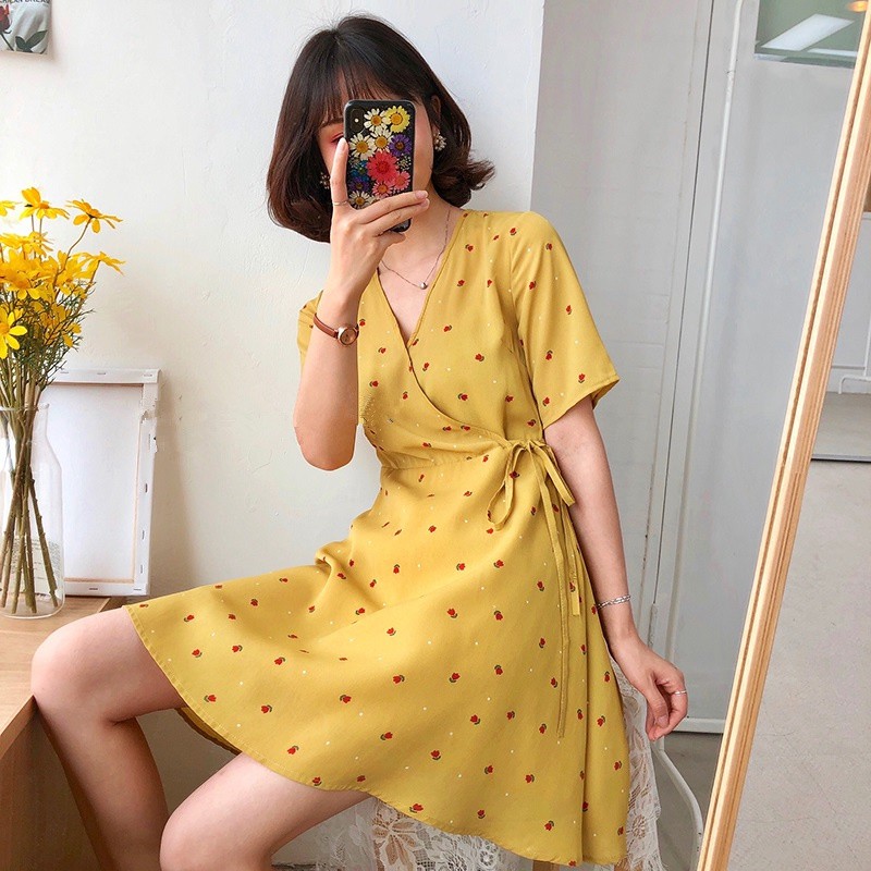 Váy cổ chữ V giúp kéo dài phần cổ, làm gương mặt sáng và thanh thoát hơn.