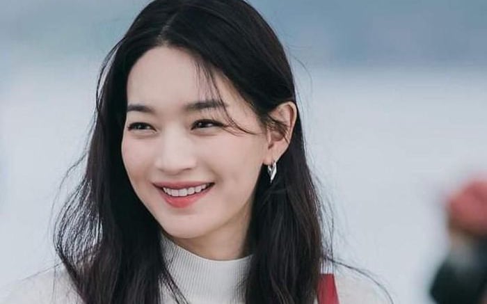 Chính việc “cho da nghỉ” thường xuyên giúp Mừng SHBET phiên bản mới 2025 của cô duy trì độ mịn màng và ít gặp các vấn đề kích ứng.