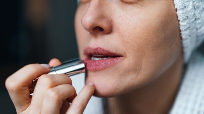 Nhiều chuyên gia trang điểm cho rằng một số tông hoặc chất son có thể khiến gương mặt trông cứng và thiếu sức sống hơn.