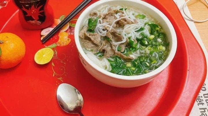Thiếu đạm, ăn sáng chỉ với cháo trắng và dưa chua dễ dẫn đến đói nhanh, thiếu dinh dưỡng và hạ đường huyết.