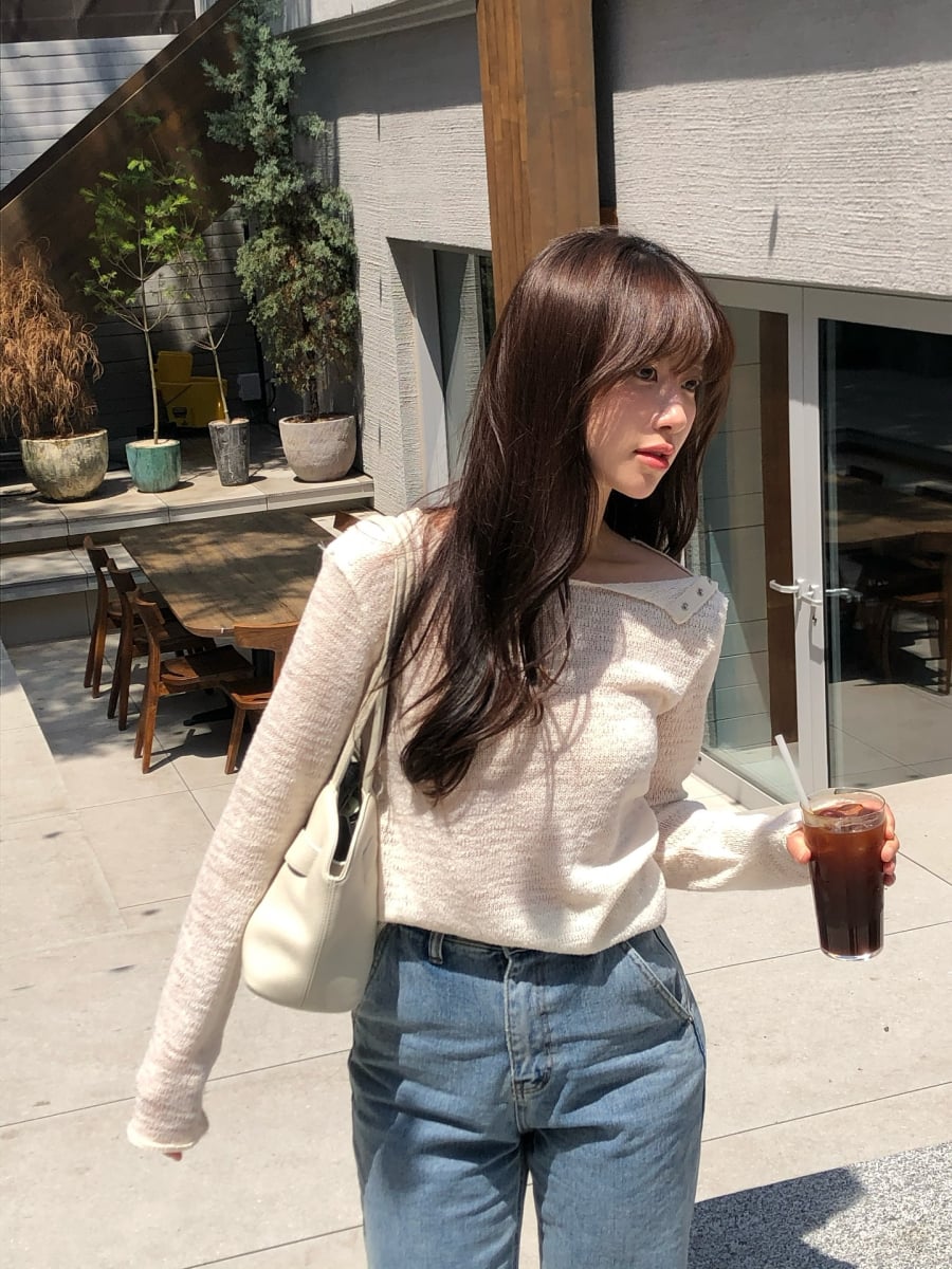 Đối với những ai chuộng phong cách trẻ trung, năng động, quần jeans xanh là lựa chọn hàng đầu khi phối với áo trắng. 