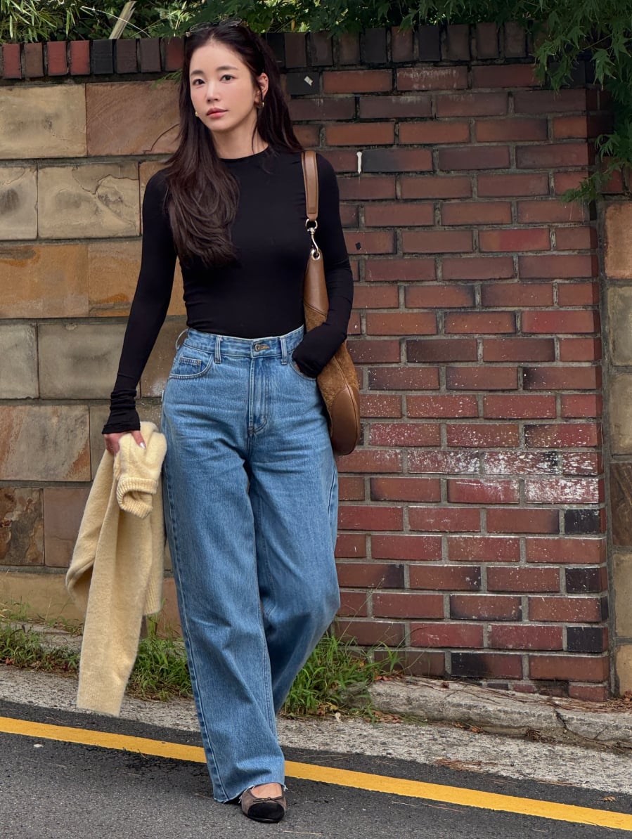 Ki Eun Se kết hợp áo trench coat be với áo thun tông đồng điệu và quần jeans xanh để tạo nên outfit sáng sủa, thanh lịch nhưng vẫn trẻ trung.