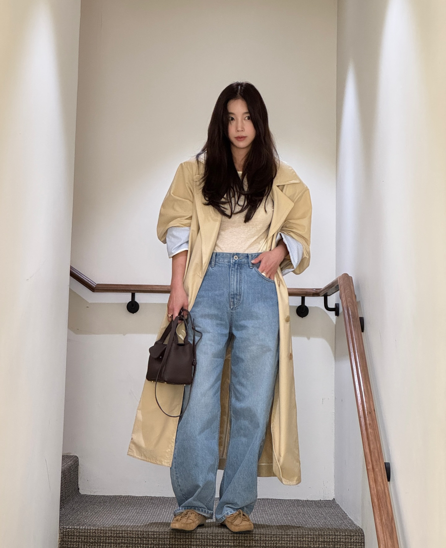 Áo thun đen đơn giản phối cùng quần jeans xanh đã đủ tạo ra sự cá tính vừa phải.