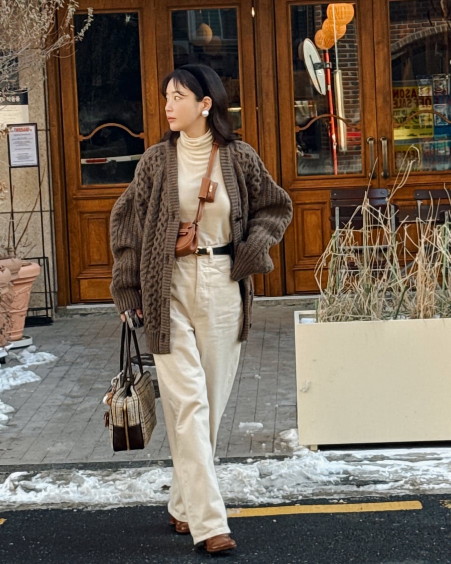 Một set đồ khác của Ki Eun Se gồm áo cổ lọ, quần denim trắng và cardigan tối màu
