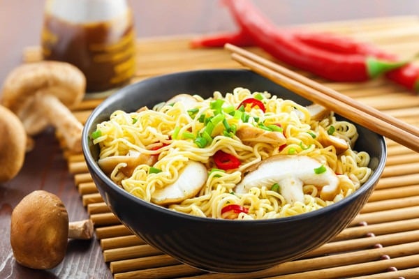 Một bữa sáng chỉ gồm mì tôm thường thiếu protein, vitamin nhóm B và acid béo thiết yếu. 