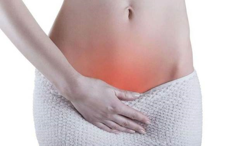 Đau âm ỉ vùng bụng dưới kéo dài bất thường. Đây có thể là dấu hiệu của tình trạng viêm cổ tử cung hoặc nhiễm khuẩn khu vực này. (Ảnh minh họa)