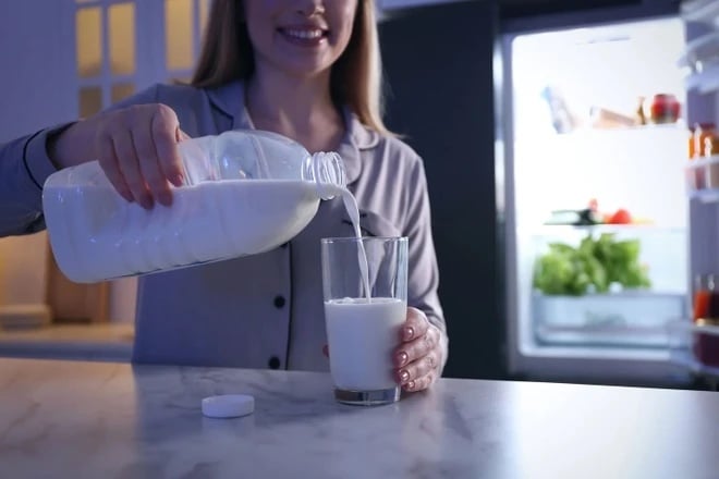 Không chỉ hỗ trợ giấc ngủ, sữa còn là nguồn canxi lý tưởng cho xương. 