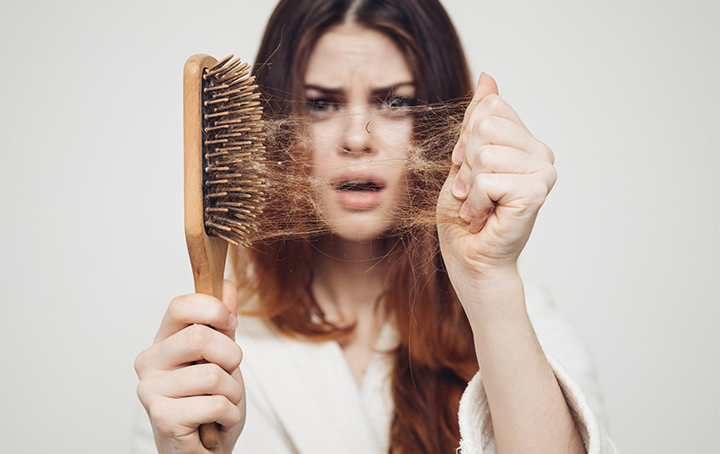 Khi rụng tóc xuất phát từ những yếu tố bên ngoài và không liên quan đến bệnh lý
