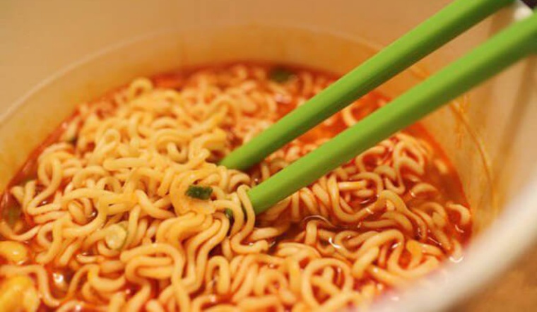 Mì tôm là thực phẩm ăn liền mà nhiều người cực kỳ yêu thích