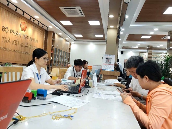 Cán bộ phường Bình Thới (TPHCM) giải quyết hồ sơ cho người dân.
