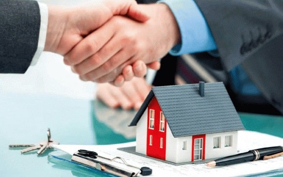 Các đối tượng thường quảng cáo rầm rộ trên mạng xã hội, tổ chức sự kiện giới thiệu dự án, giả danh hoặc mạo nhận thông tin từ cơ quan quản lý, cam kết pháp lý đầy đủ, sở hữu lâu dài kèm nhiều ưu đãi hấp dẫn nhằm tạo lòng tin và lôi kéo khách hàng nộp tiền đặt cọc từ vài chục đến hàng trăm triệu đồng.    