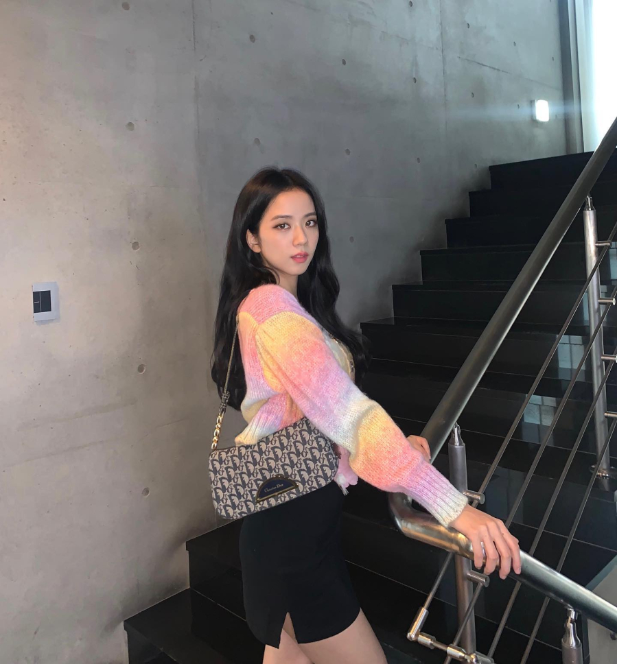 Một trong những công thức giúp Jisoo luôn trông trẻ trung chính là áo len phối cùng chân váy ngắn