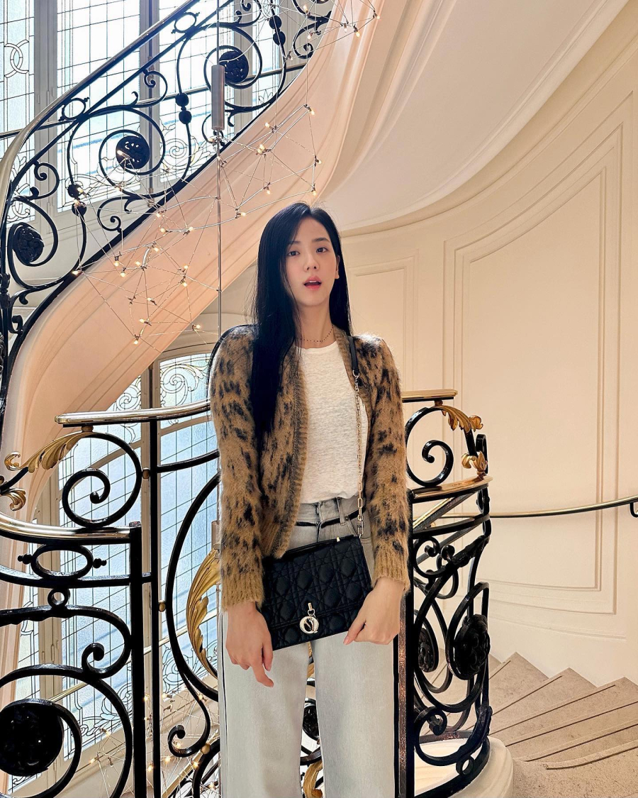 Bên cạnh áo len, cardigan cũng là món đồ không thể thiếu của Jisoo.