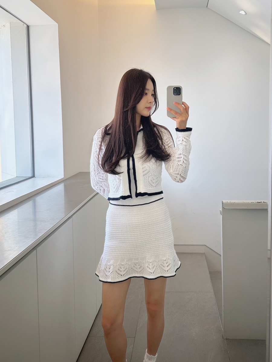Chân váy ngắn suông là lựa chọn phù hợp với hầu hết mọi vóc dáng, mang đến vẻ nhẹ nhàng và thanh thoát mà không quá ôm hay quá bồng