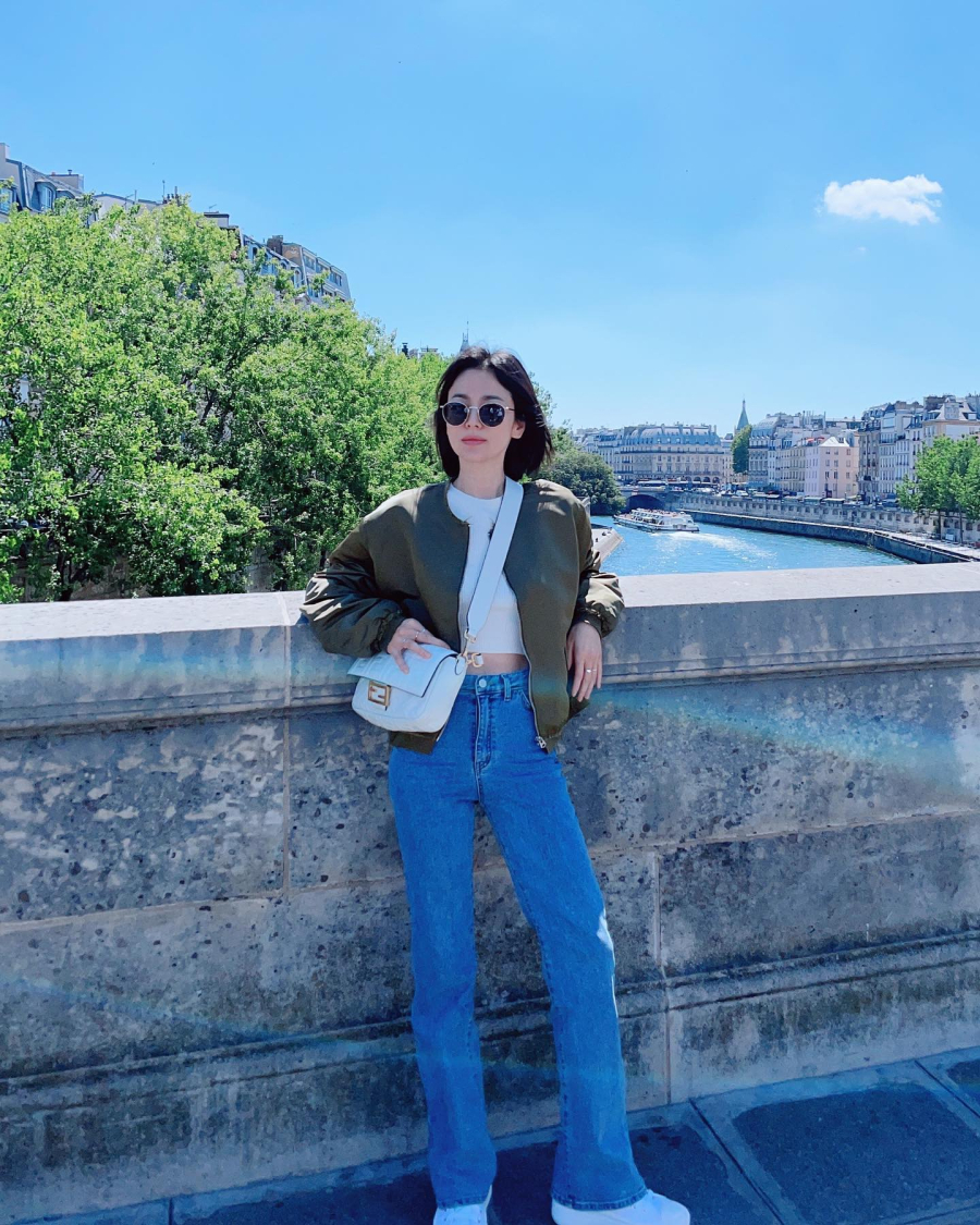 Cách phối áo lửng cùng quần jeans cạp cao tạo hiệu ứng tôn dáng rõ rệt.