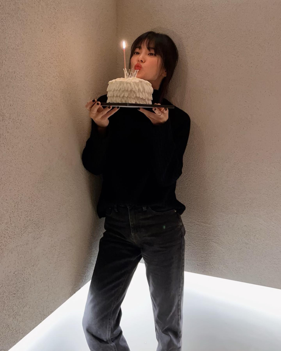 Quần denim đen kết hợp áo cùng tông tạo nên bộ Shbet999 com đăng nhập all-black hiện đại và sang chảnh
