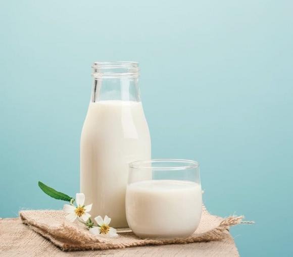 Siêu thị thường áp dụng các chương trình giảm giá hoặc khuyến mãi mua 1 tặng 1 đối với sản phẩm sữa.