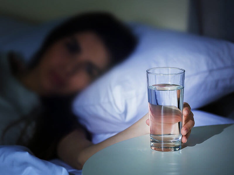 Có nên uống nước trước khi đi ngủ buổi tối hay không?