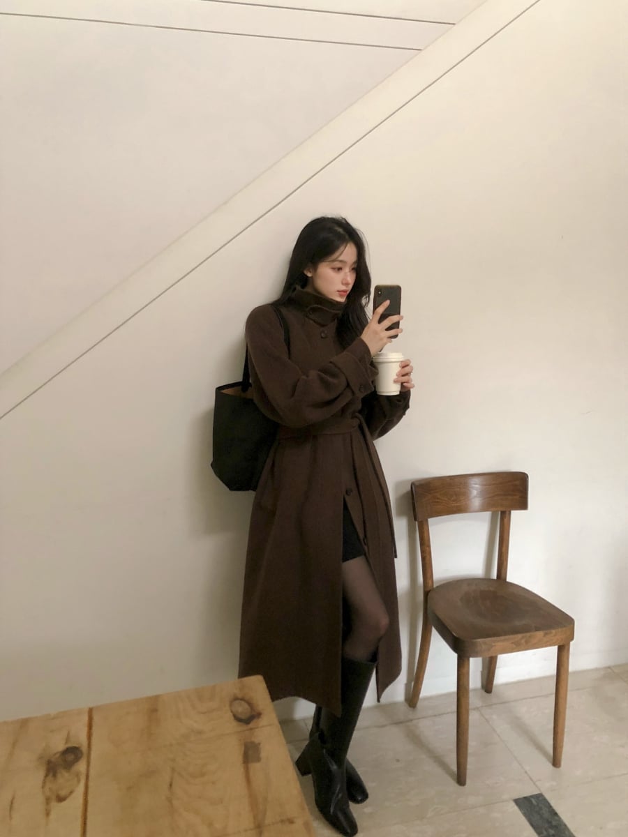 Dáng áo đơn giản nhưng cứng cáp của chất liệu dạ giúp tổng thể Shbet999 com đăng nhập trông tinh tế hơn mà vẫn hợp với tinh thần tối giản.