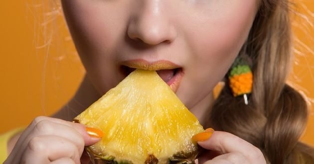Dứa (hay còn gọi là thơm, khóm) từ lâu đã là loại quả quen thuộc trong mâm trái cây của người Việt.