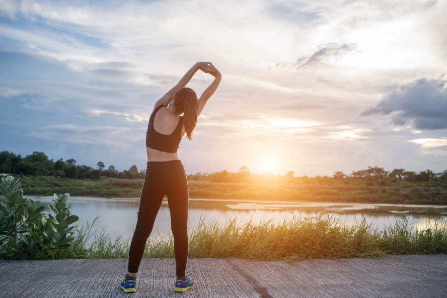 Người trên 30 tuổi nên tăng cường tập luyện sức mạnh, chẳng hạn như squat, lunge, chống đẩy, kéo xà, nhúng người và duỗi người. (Ảnh minh họa)
