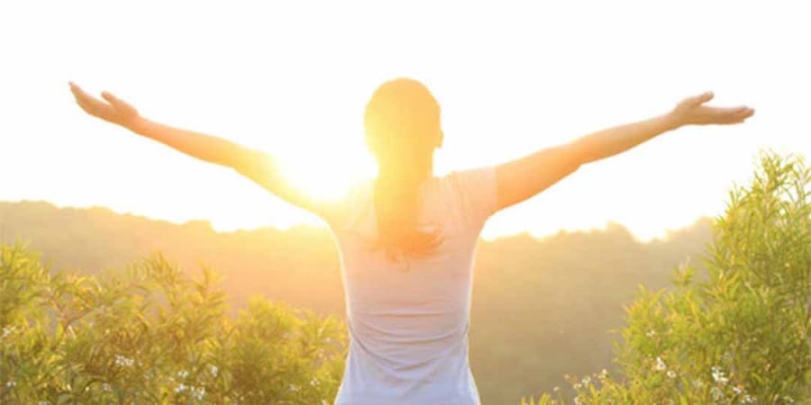 Ánh sáng mặt trời còn cung cấp vitamin D cho Sh88bet đăng ký miễn phí bạn, giúp xương chắc khỏe hơn, giết chết vi khuẩn trong Sh88bet đăng ký miễn phí, làm giảm lượng cholesterol xấu và huyết áp cao. (Ảnh minh họa)