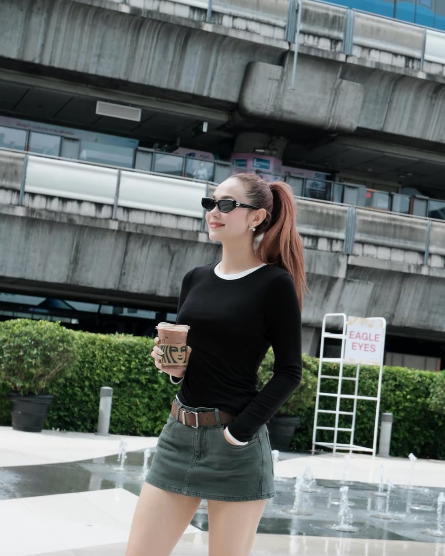 Minh Hằng lại gợi ý cách phối đơn giản nhưng cực kỳ hiệu quả với áo thun đen ôm nhẹ và chân váy ngắn.