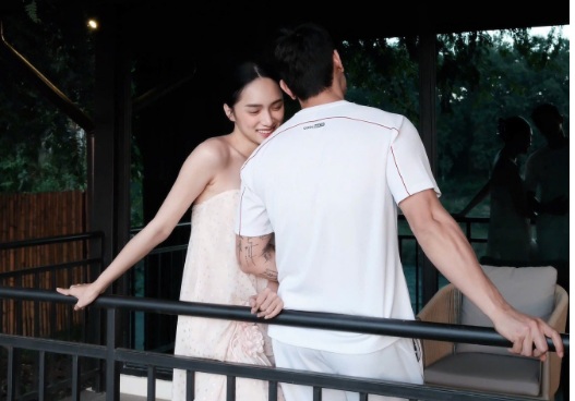 Hương Giang tình tứ bên 