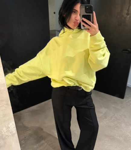 Outfit này đặc biệt phù hợp cho môi trường sáng tạo, cà phê hẹn hò hoặc những ngày muốn ăn vận thoải mái nhưng vẫn có thần thái.